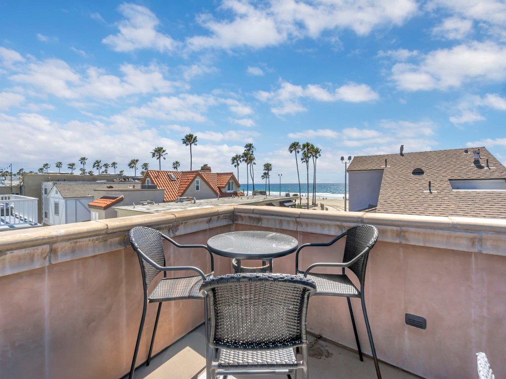 107 24th St | Rooftop Deck w/ Ocean Views Vacation Rental in Newport Beach - RedAwning