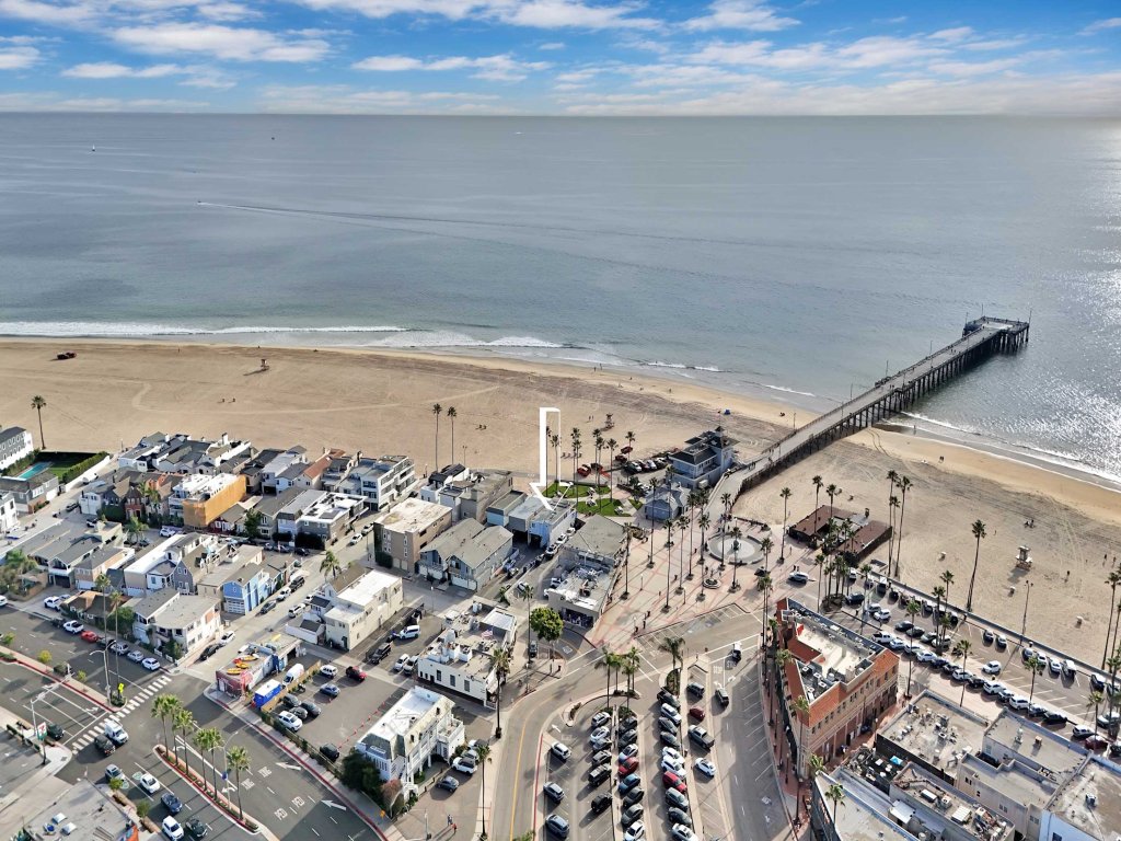 2010 W oceanfront | Next To The Newport Pier w/Ocean View Deck Vacation Rental in Newport Beach - RedAwning