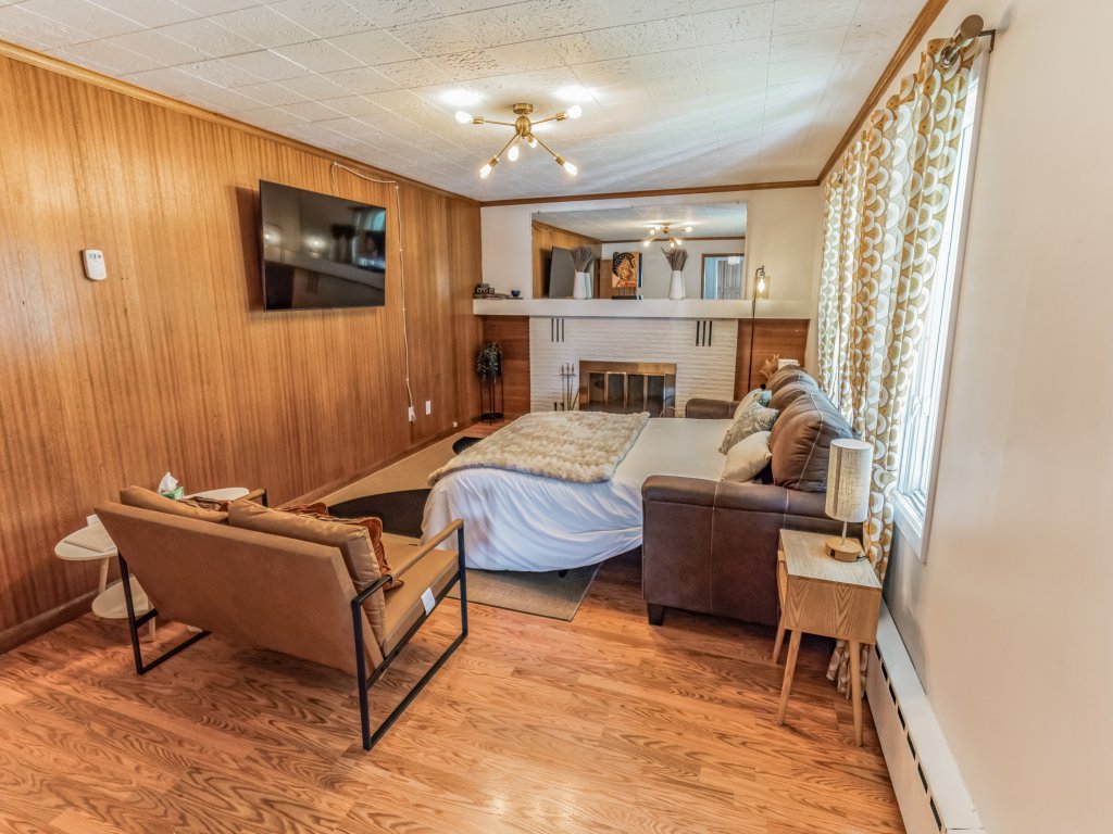 Parkstrip Place, Pet Friendly Downtown Home Vacation Rental in Alaska - RedAwning