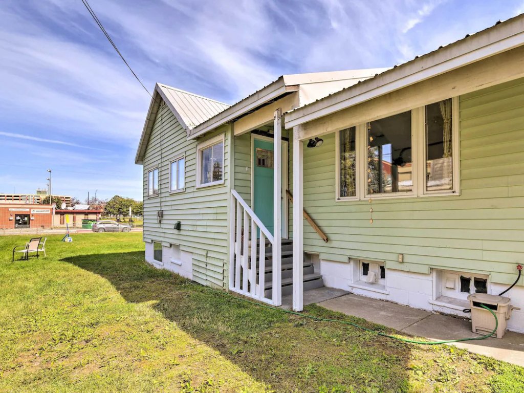 Parkstrip Place, Pet Friendly Downtown Home Vacation Rental in Alaska - RedAwning