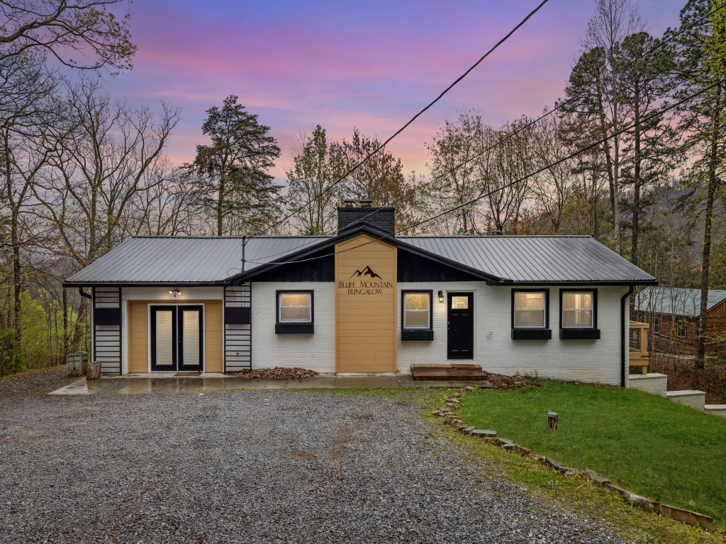 Bluff Mountain Bungalow Vacation Rental in Sevierville - RedAwning