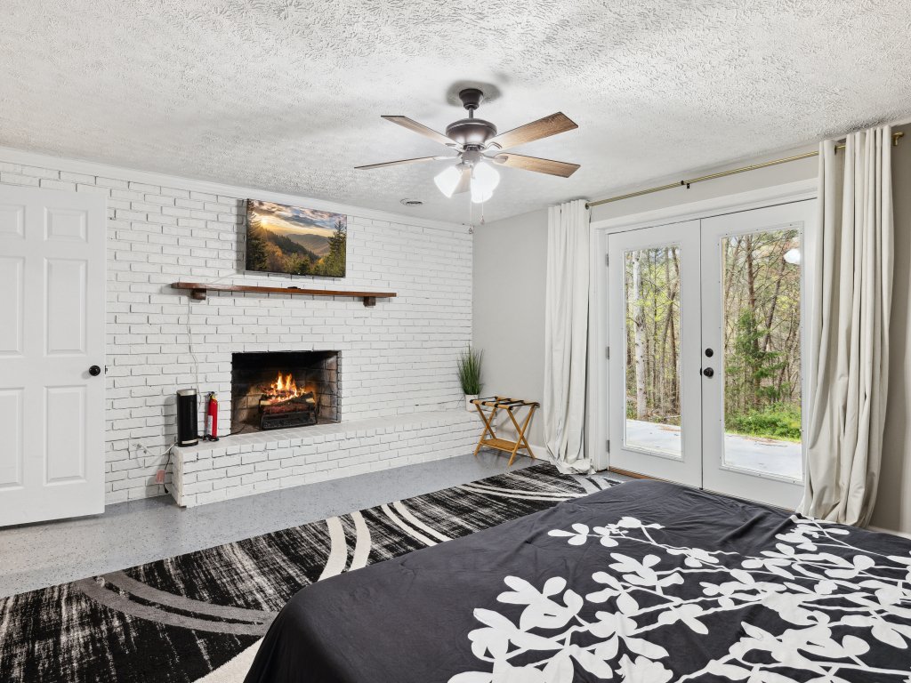 Bluff Mountain Bungalow Vacation Rental in Sevierville - RedAwning