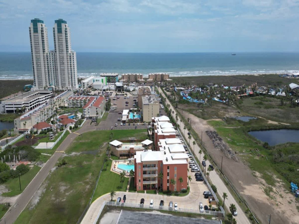 * Like New Killer Patio * Stunner close to Beach Vacation Rental in South Padre Island - RedAwning
