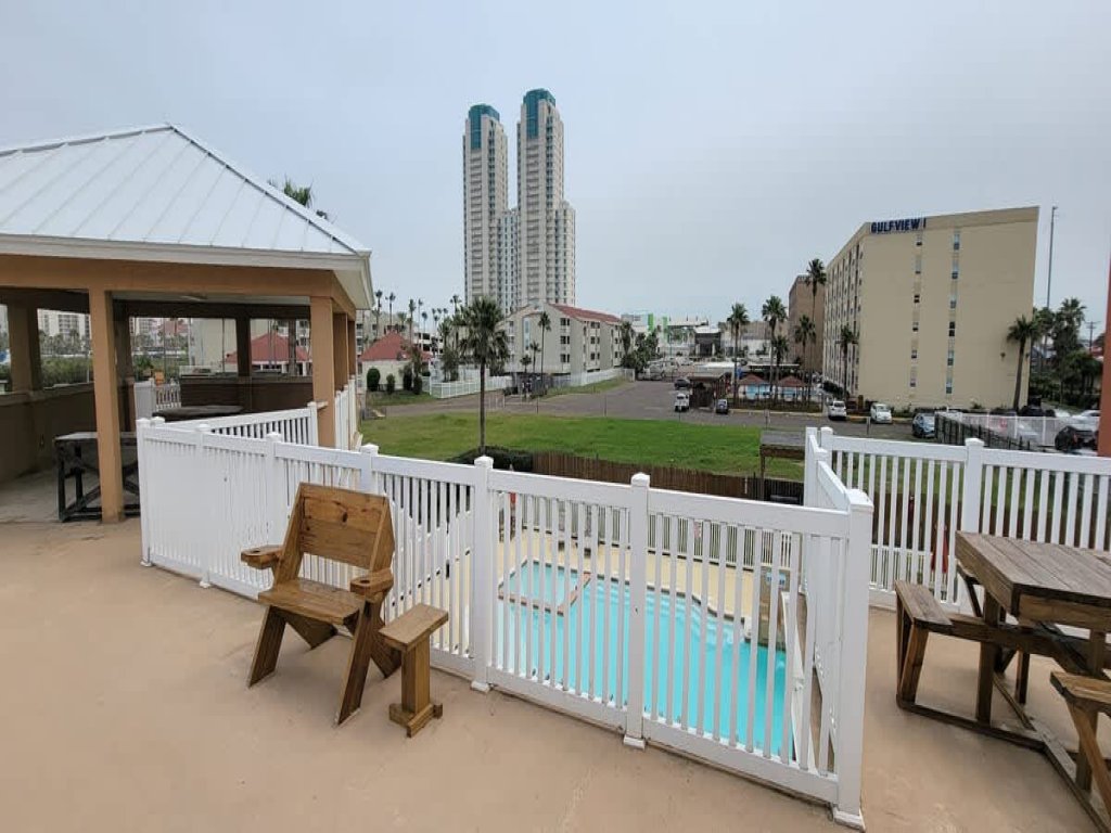 * Like New Killer Patio * Stunner close to Beach Vacation Rental in South Padre Island - RedAwning
