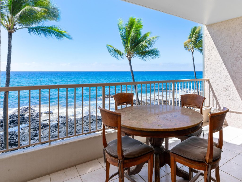 Big Island Kona Reef D-22 Vacation Rental in Kailua Kona - RedAwning