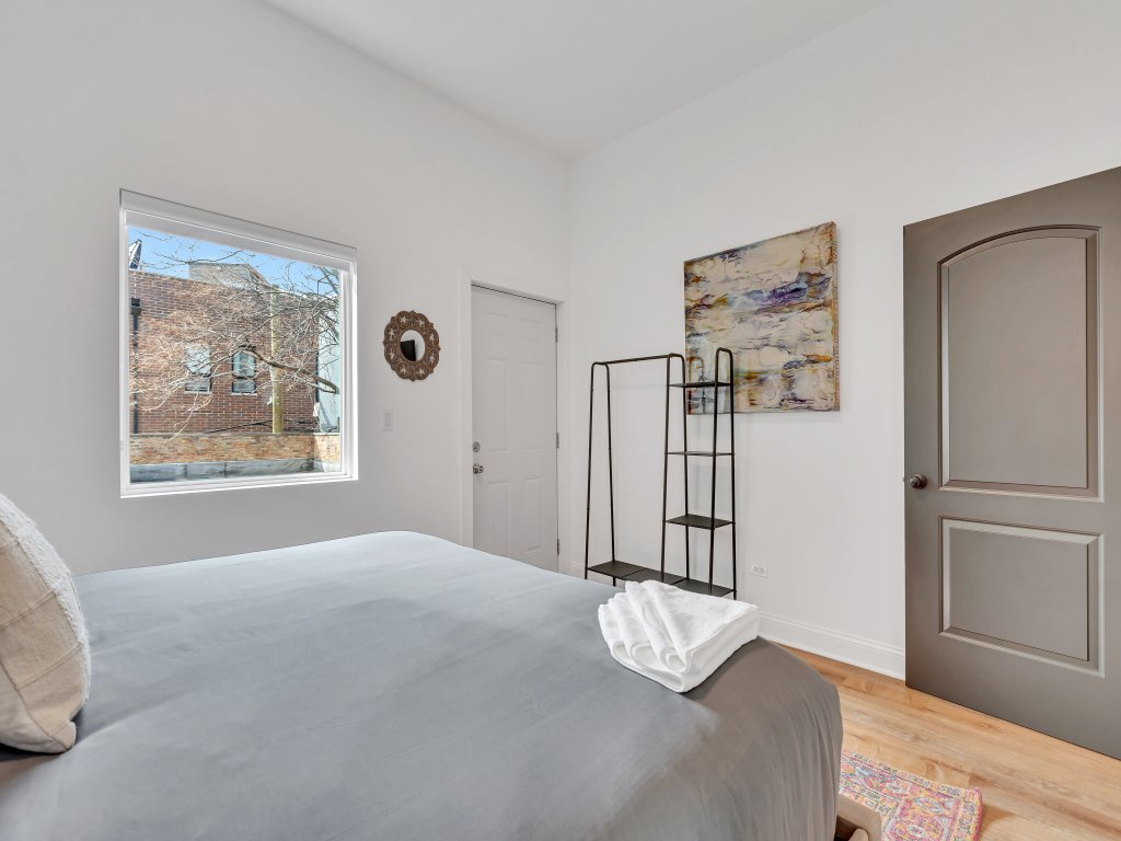 Heart of Wrigleyville 4bd 2ba Long Stay Modern Apt Vacation Rental in Chicago - RedAwning