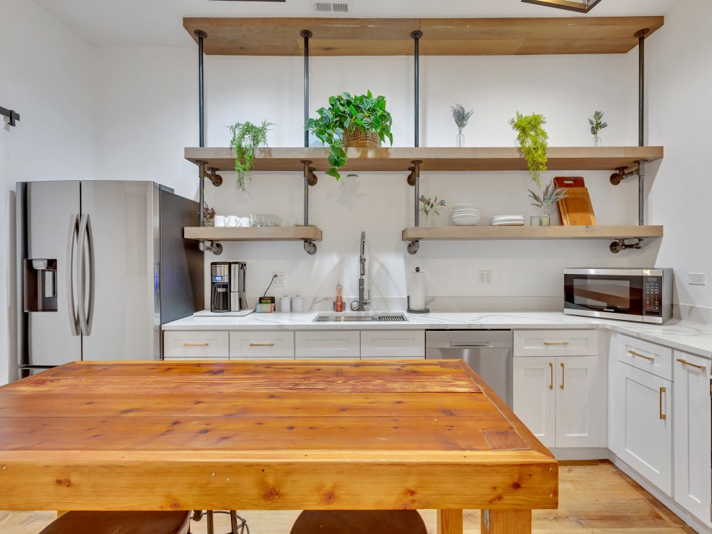 Heart of Wrigleyville 4bd 2ba Long Stay Modern Apt Vacation Rental in Chicago - RedAwning