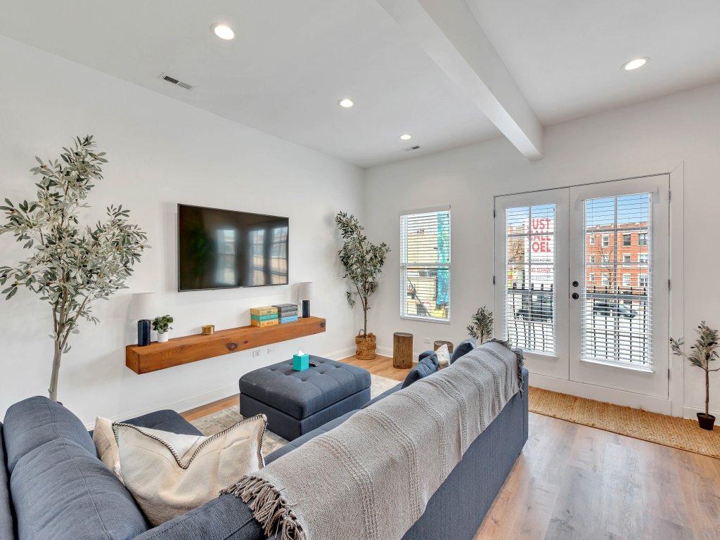 Heart of Wrigleyville 4bd 2ba Long Stay Modern Apt Vacation Rental in Chicago - RedAwning