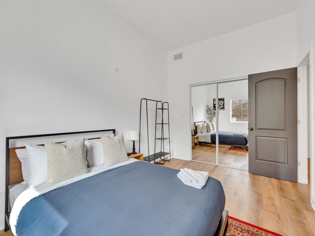 Heart of Wrigleyville 4bd 2ba Long Stay Modern Apt Vacation Rental in Chicago - RedAwning