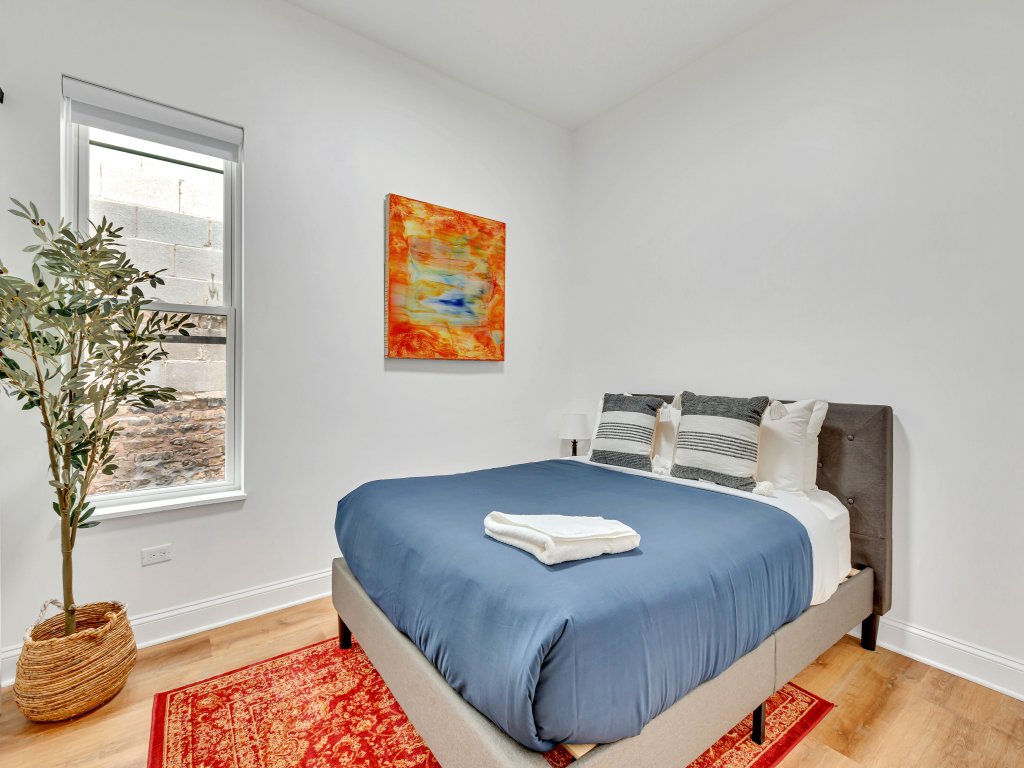 Heart of Wrigleyville 4bd 2ba Long Stay Modern Apt Vacation Rental in Chicago - RedAwning