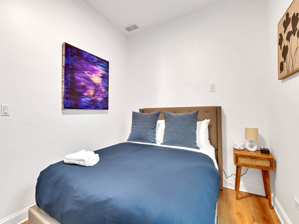 Heart of Wrigleyville 4bd 2ba Long Stay Modern Apt Vacation Rental in Chicago - RedAwning