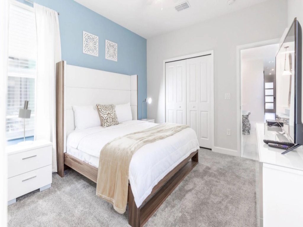 Beautiful 5 Bed Villa with Game Room and Pool Vacation Rental in Davenport - RedAwning
