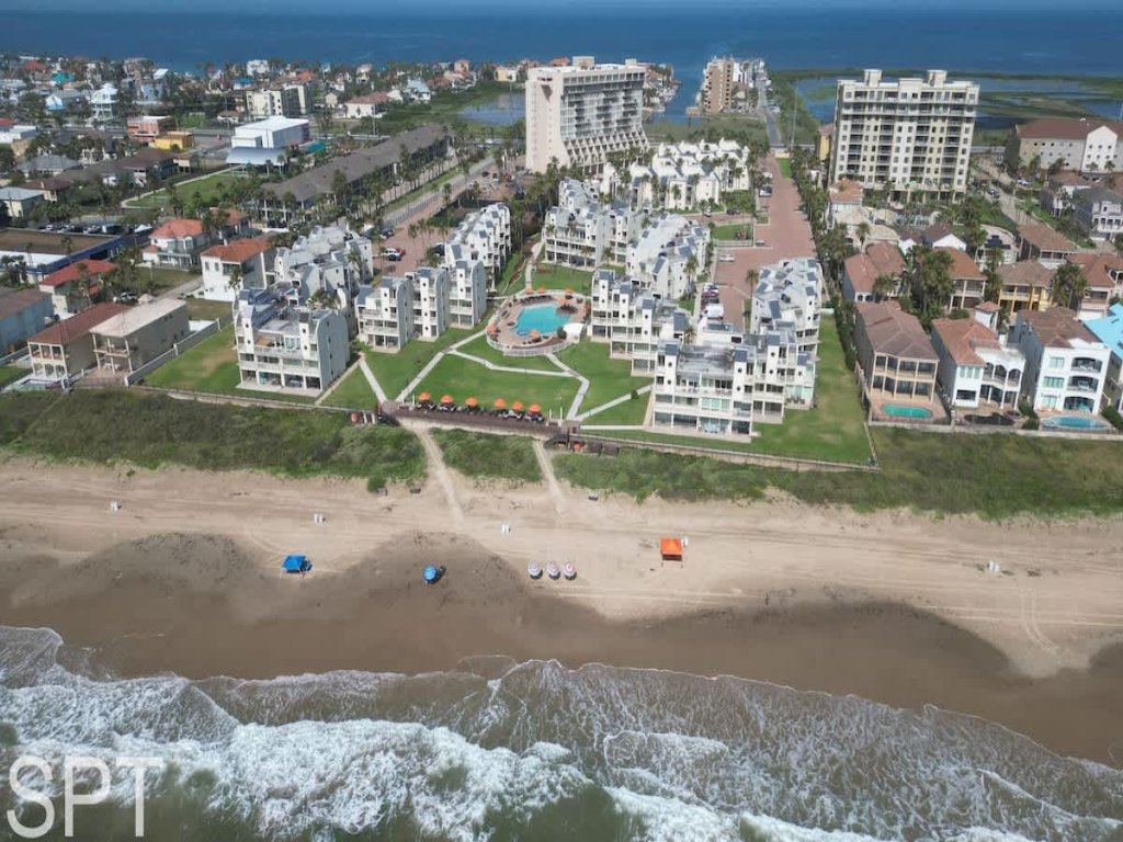 "Beachfront Resort & Pools " Great Family Space Vacation Rental in South Padre Island - RedAwning