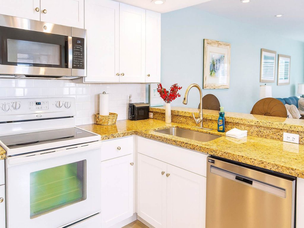 * Comfy Inside * Updated * Beach 50 yards away Vacation Rental in South Padre Island - RedAwning