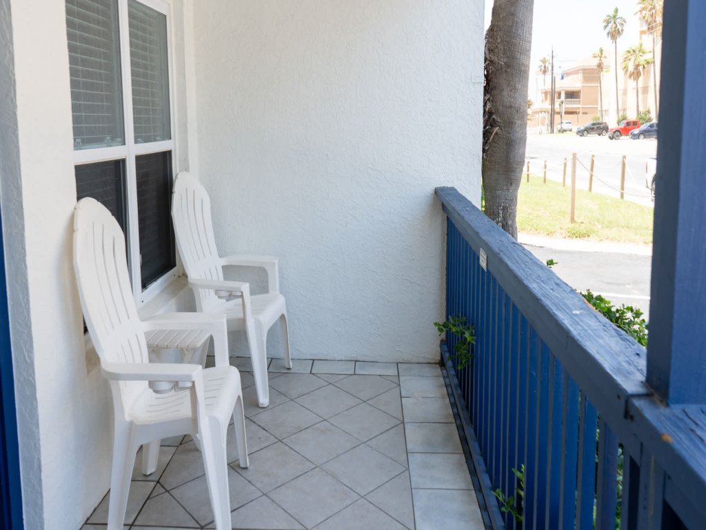 * Comfy Inside * Updated * Beach 50 yards away Vacation Rental in South Padre Island - RedAwning