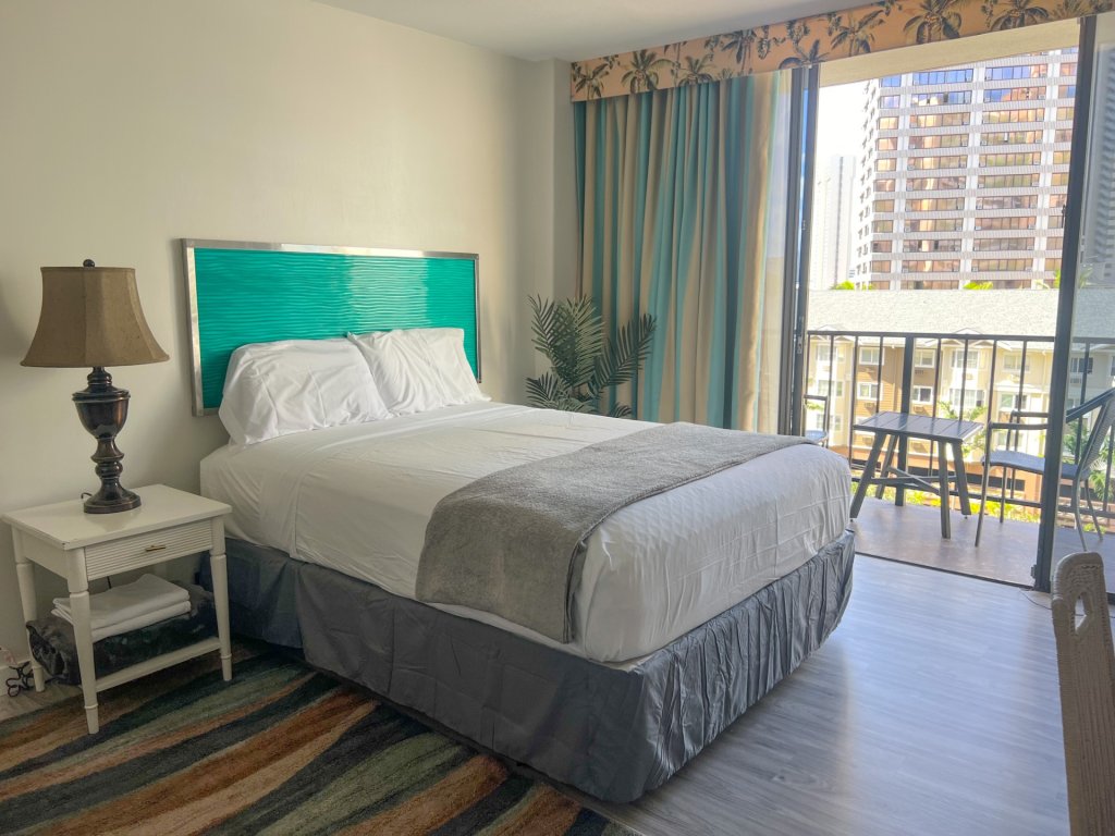 Homey Aqua Palms Studio Vacation Rental in Honolulu - RedAwning