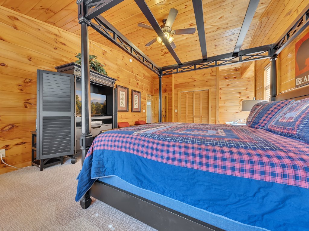 Moonshine Hollow Vacation Rental in Gatlinburg - RedAwning