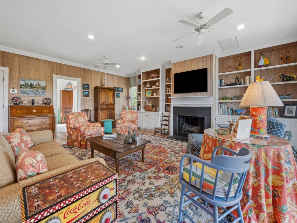 Folk Art Oasis Vacation Rental in South Carolina - RedAwning