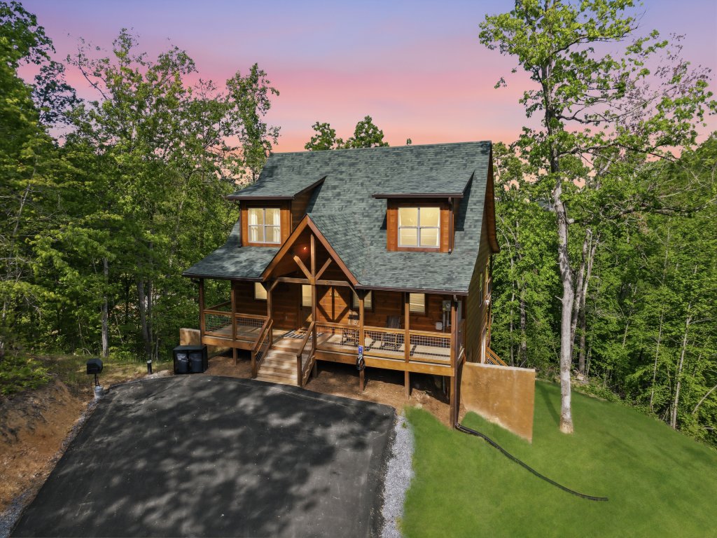 Hilltop Dreamin' Vacation Rental in Sevierville - RedAwning