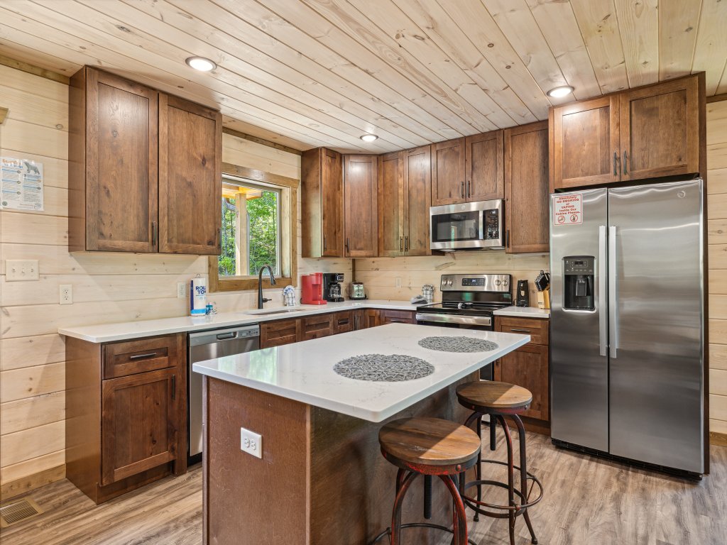 Hilltop Dreamin' Vacation Rental in Sevierville - RedAwning
