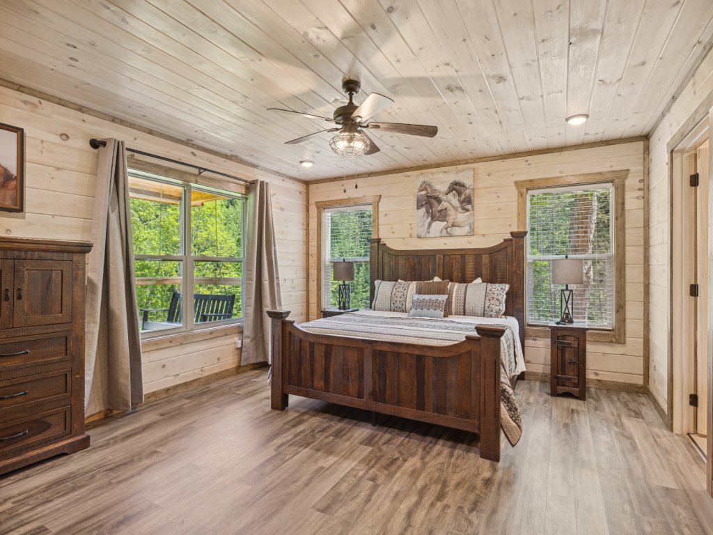 Hilltop Dreamin' Vacation Rental in Sevierville - RedAwning