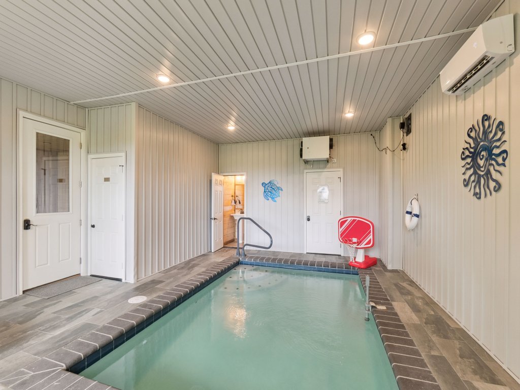 Hilltop Dreamin' Vacation Rental in Sevierville - RedAwning