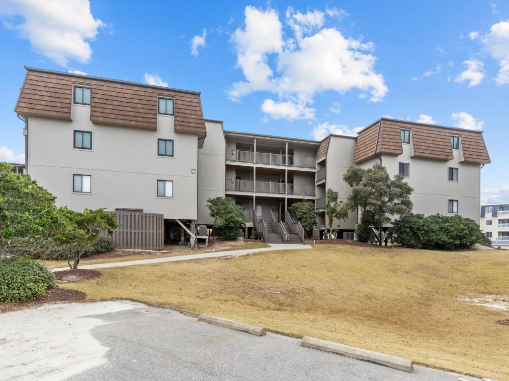 Southwinds G10 Vacation Rental in North Carolina - RedAwning