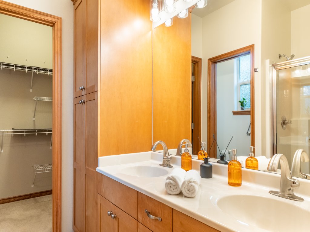 FIFA 2026 3BR + Daybed Midway | Near Seattle & Vancouver Vacation Rental in Washington - RedAwning