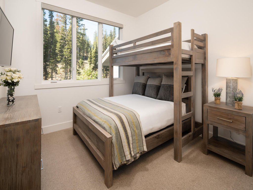12 Wildwood Vacation Rental in Big Sky - RedAwning