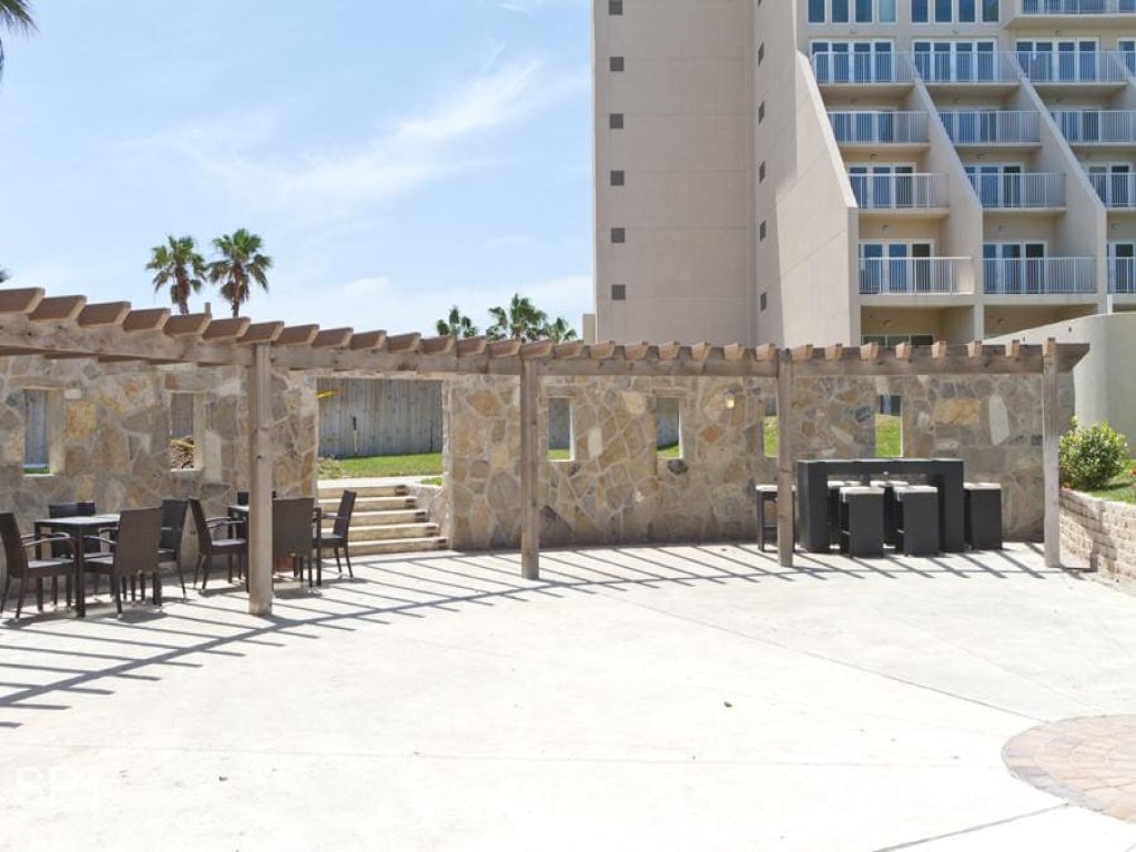 Beachfront Bargain " 2 Levels " 2 Pools & Hot Tubs Vacation Rental in South Padre Island - RedAwning
