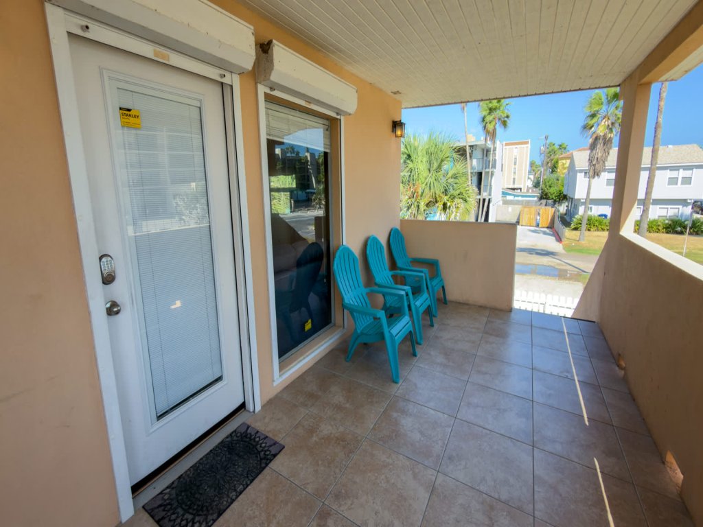 * 4 bedroom 2 Level Home * 50 yards from Beach Vacation Rental in South Padre Island - RedAwning