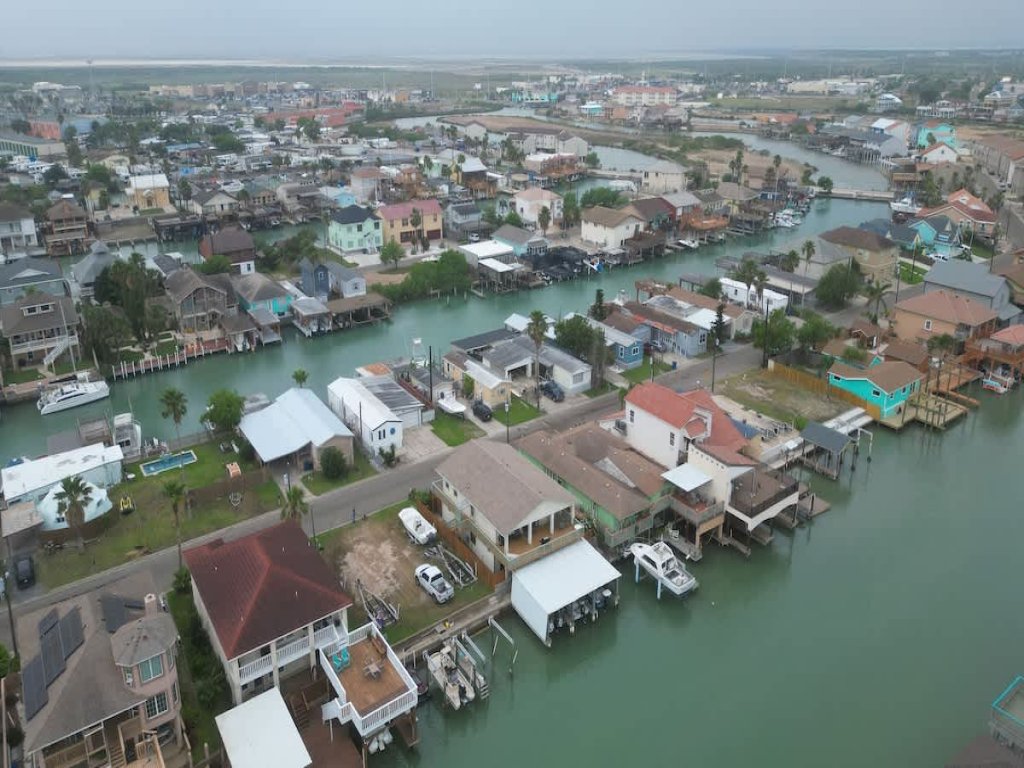 *Waterfront & Boat Slip 3 bedr Home * Deck * BBQ Vacation Rental in Port Isabel - RedAwning