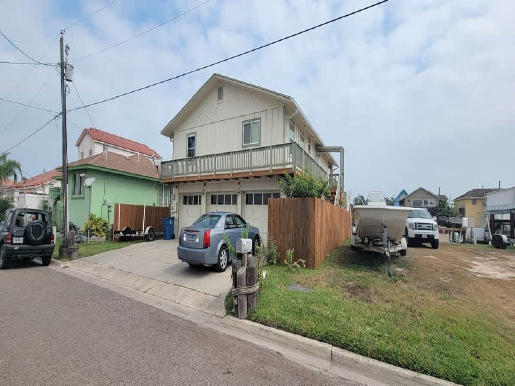 *Waterfront & Boat Slip 3 bedr Home * Deck * BBQ Vacation Rental in Port Isabel - RedAwning