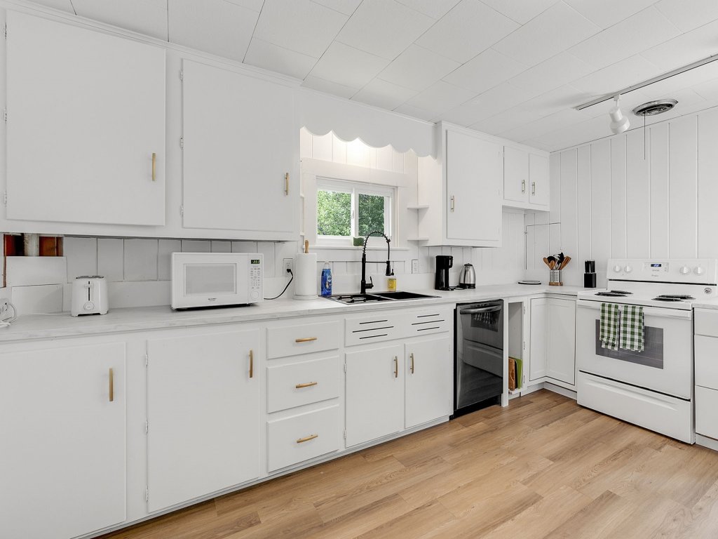 GAGE FARMHOUSE LIMIT 6 Vacation Rental in Maine - RedAwning