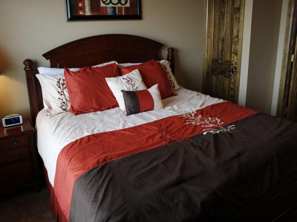 Black Bear Crossing 34 - Brigham Seven Bedroom Townhouse Vacation Rental in Snowshoe - RedAwning