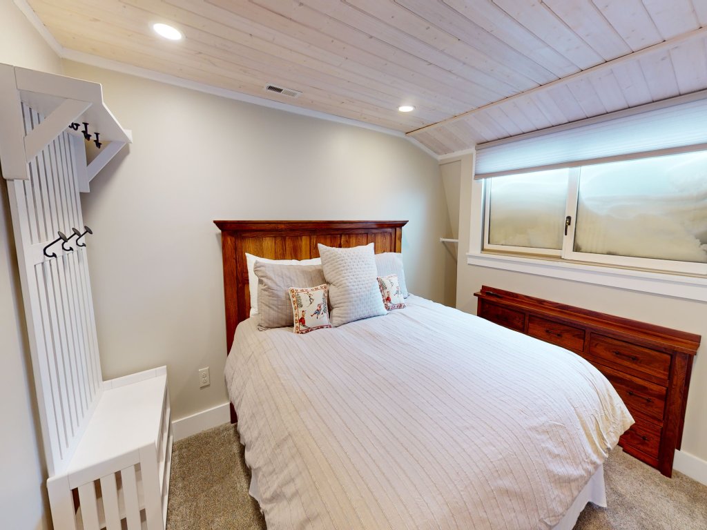 Shamrock 51 - Brigham Three Bedroom Townhouse Vacation Rental in Snowshoe - RedAwning