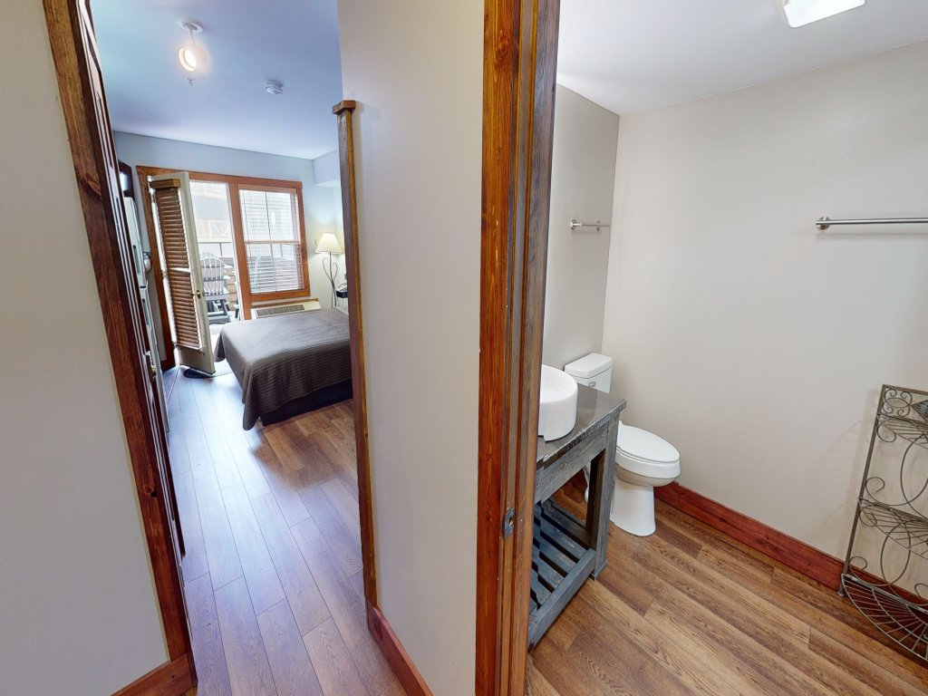 Highland House 212 - Brigham Junior Studio King Condo Vacation Rental in Snowshoe - RedAwning