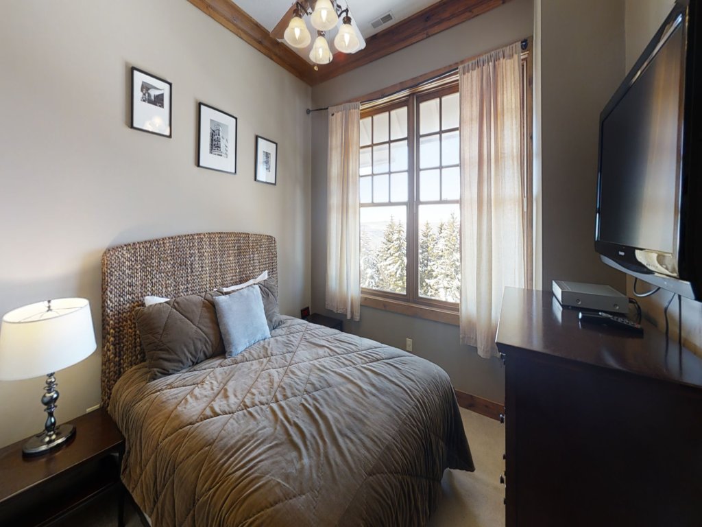 Shay's Landing 2 - Four Bedroom Townhome Vacation Rental in Snowshoe - RedAwning
