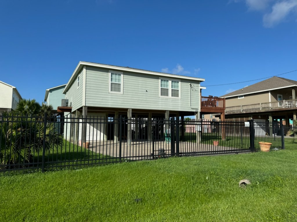 Sea Note Crystal Beach Home Vacation Rental in Texas - RedAwning