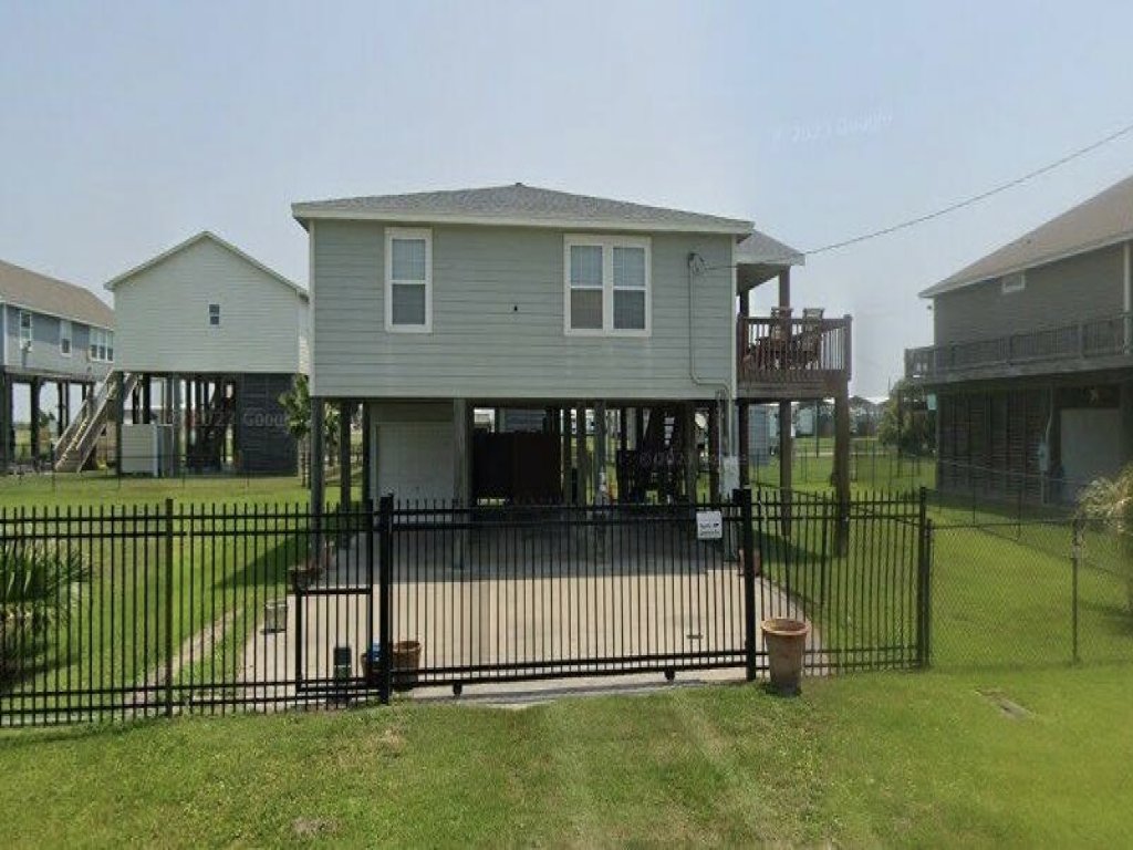 Sea Note Crystal Beach Home Vacation Rental in Texas - RedAwning