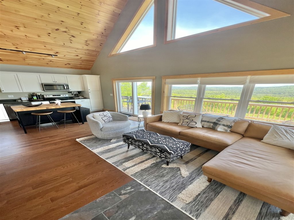 SEBAGO SUNRISE LIMIT 8 Vacation Rental in Maine - RedAwning