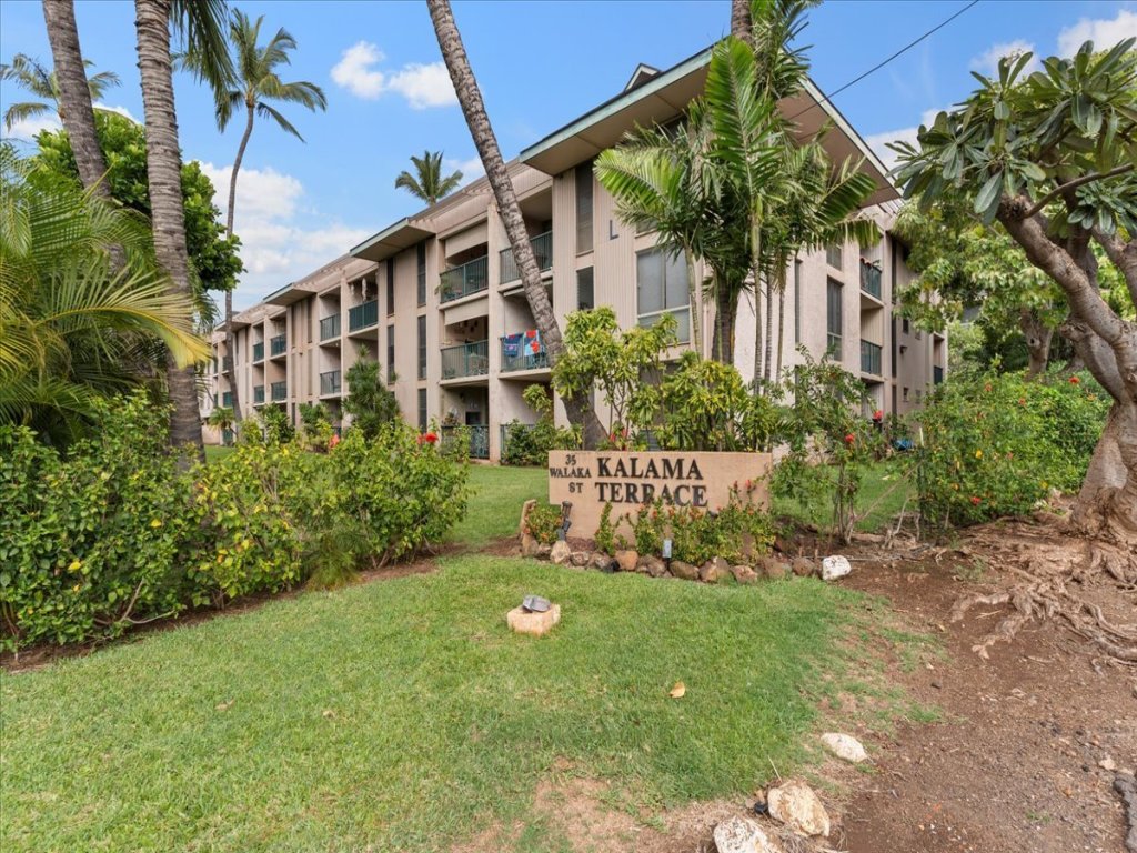 Kalama Terrace L106 Vacation Rental in Kihei - RedAwning