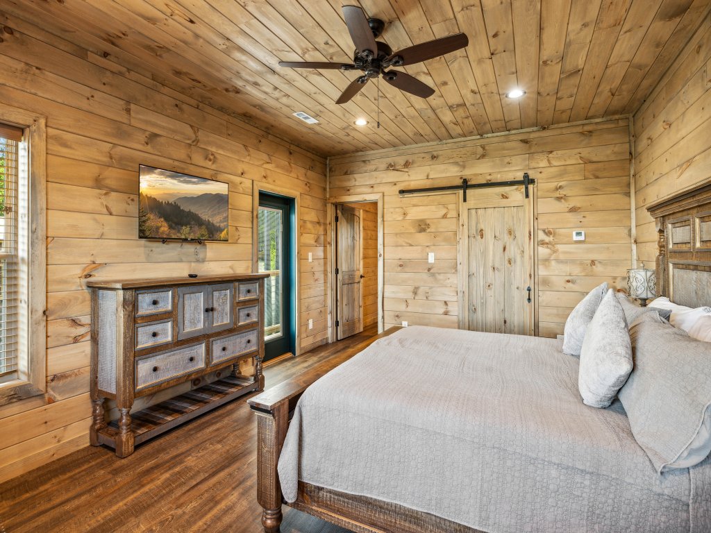 Moonshine Mountain Lodge Vacation Rental in Sevierville - RedAwning