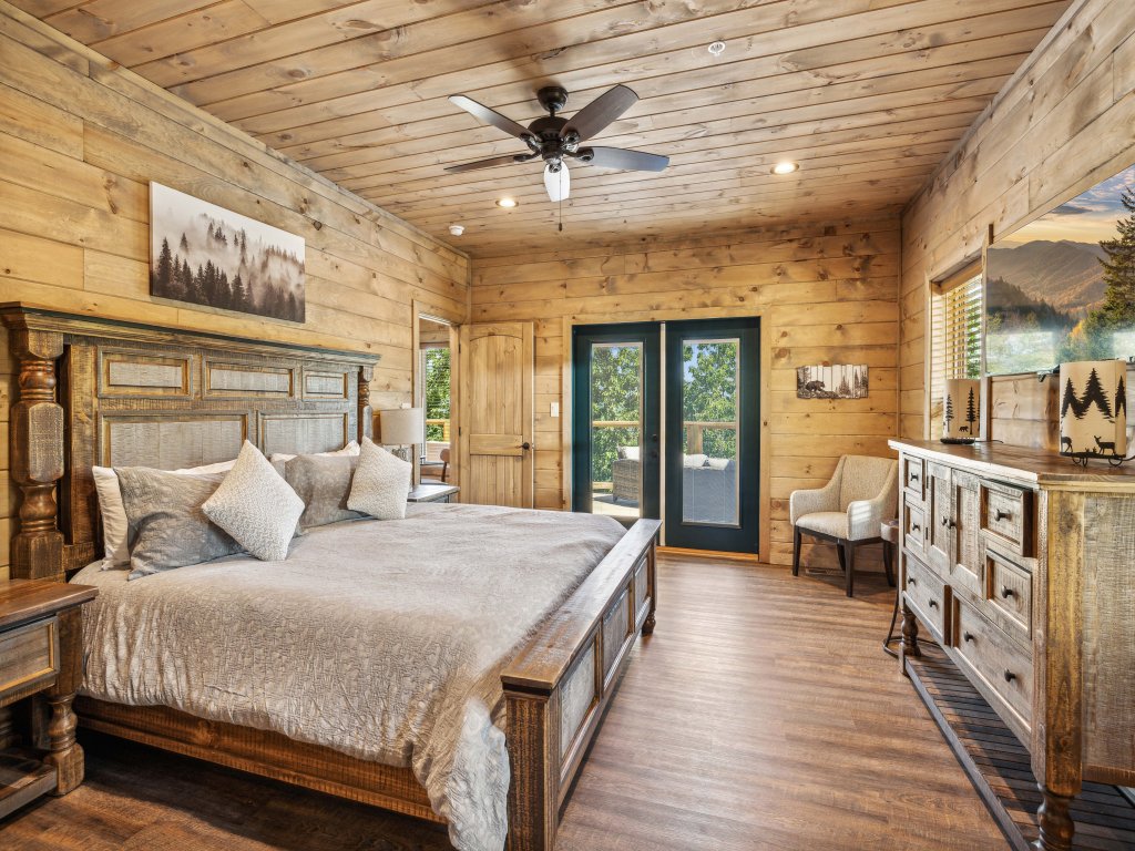 Moonshine Mountain Lodge Vacation Rental in Sevierville - RedAwning