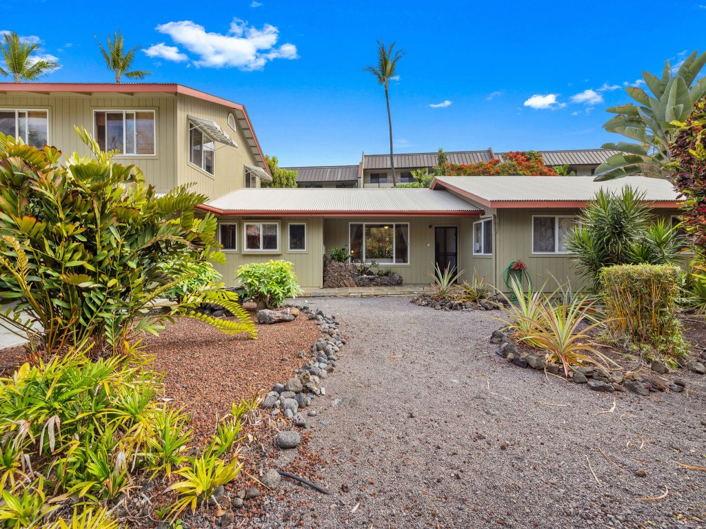 Magic Sands Light Hawaii Oasis Vacation Rental in Kailua Kona - RedAwning