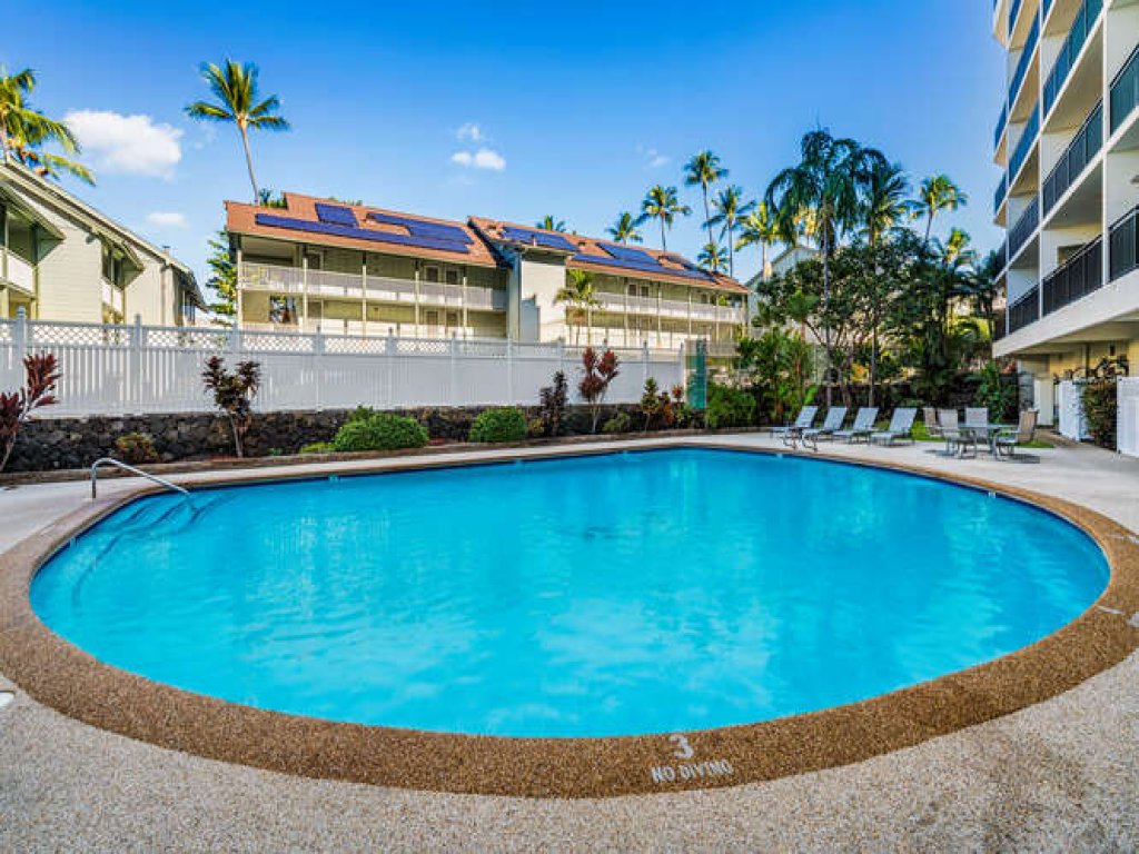 Kona Alii 407 Vacation Rental in Kailua Kona - RedAwning