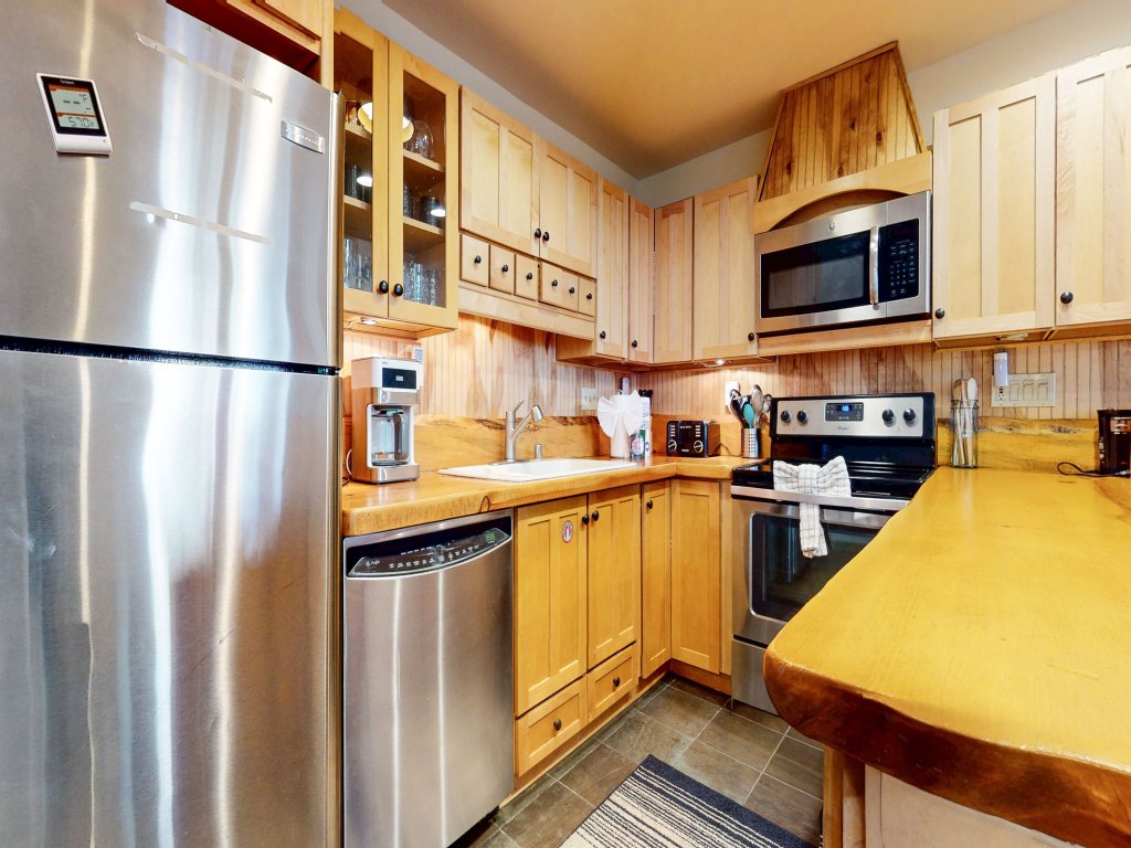 Lakeview Villas #09 Vacation Rental in Mammoth Lakes - RedAwning