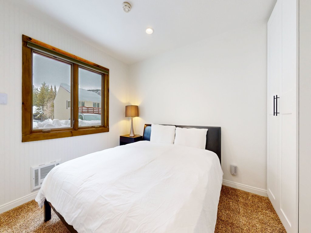 Lakeview Villas #09 Vacation Rental in Mammoth Lakes - RedAwning