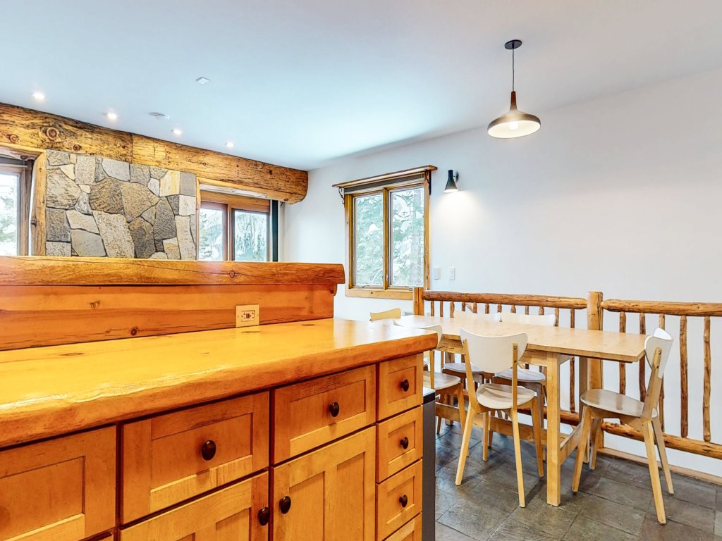 Lakeview Villas #09 Vacation Rental in Mammoth Lakes - RedAwning