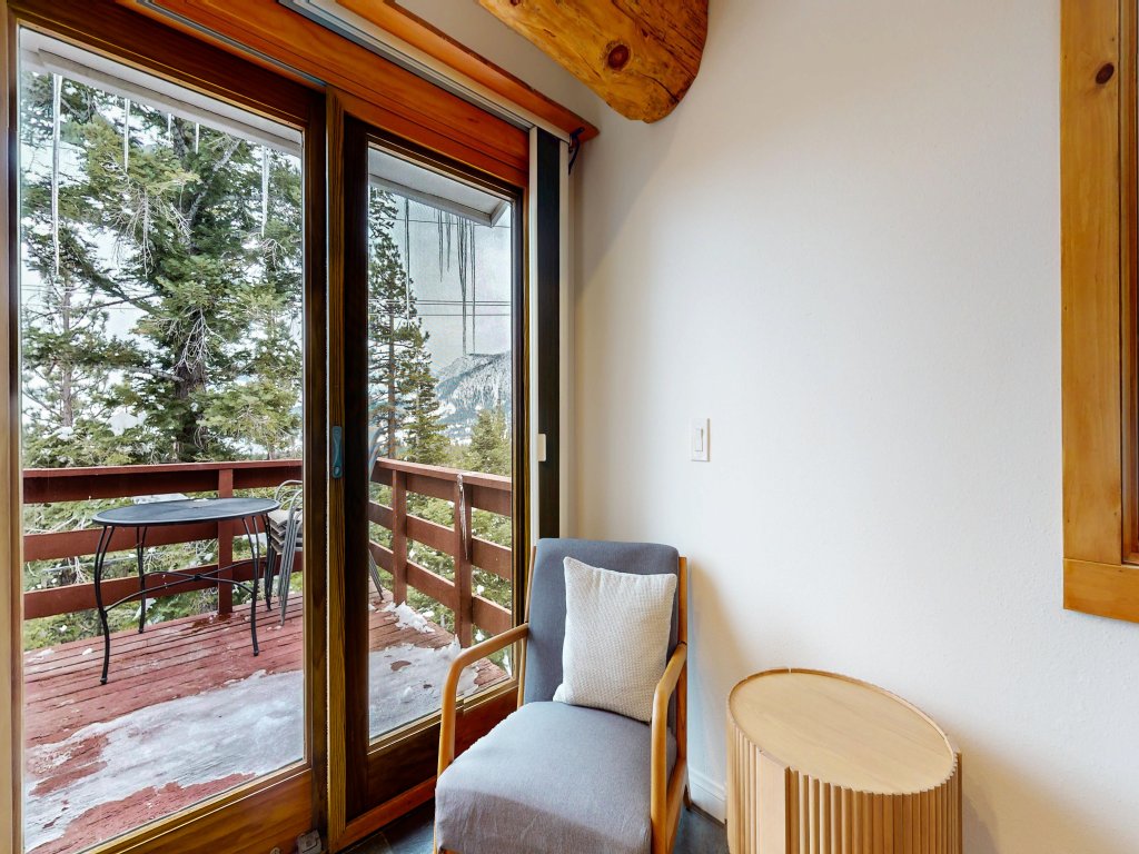 Lakeview Villas #09 Vacation Rental in Mammoth Lakes - RedAwning